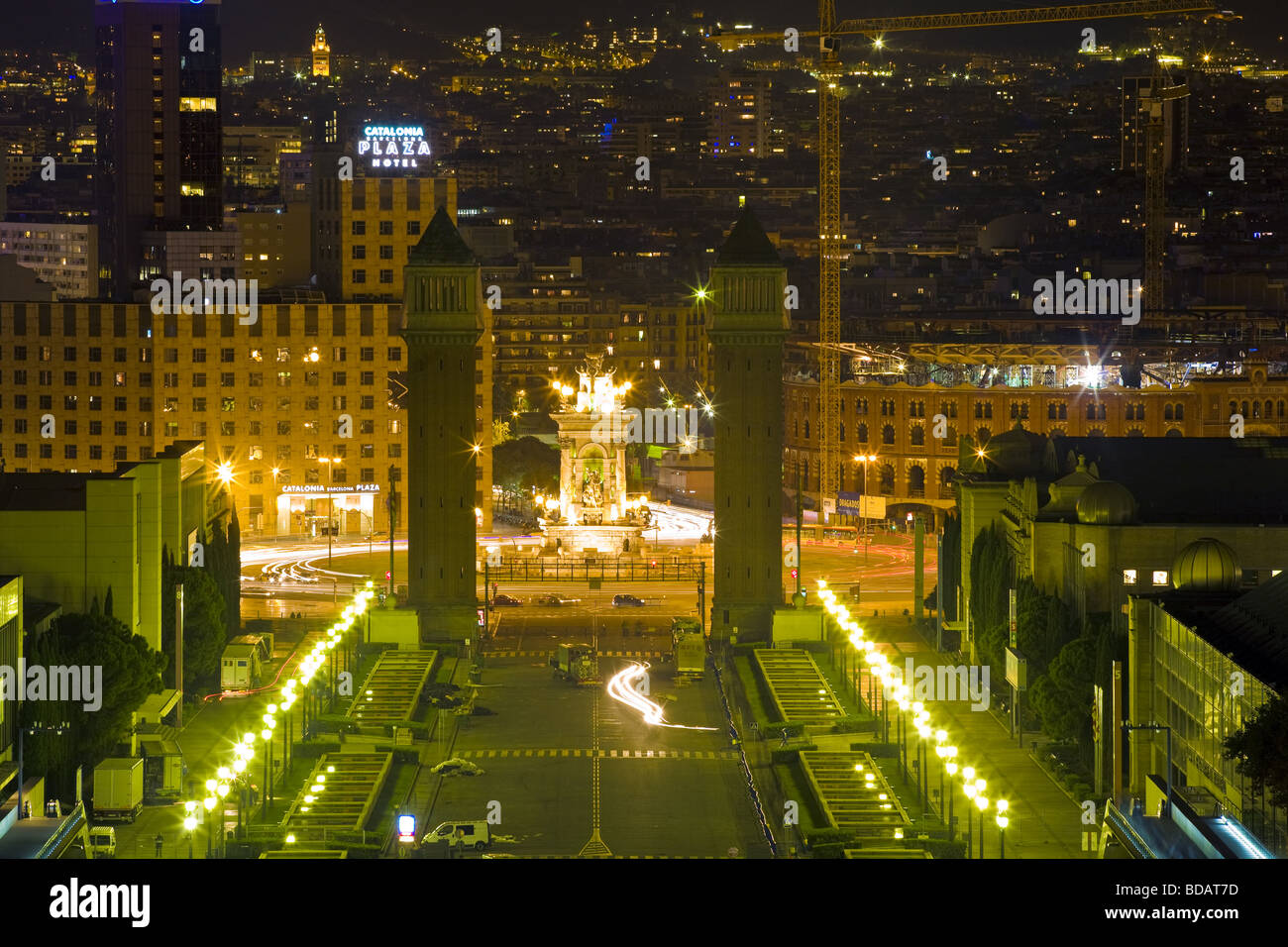 Nuit vue sur la Plaça d'Espanya et certaines parties de l'Sants-Montjuïc situé dans la ville de Barcelone en Espagne Banque D'Images