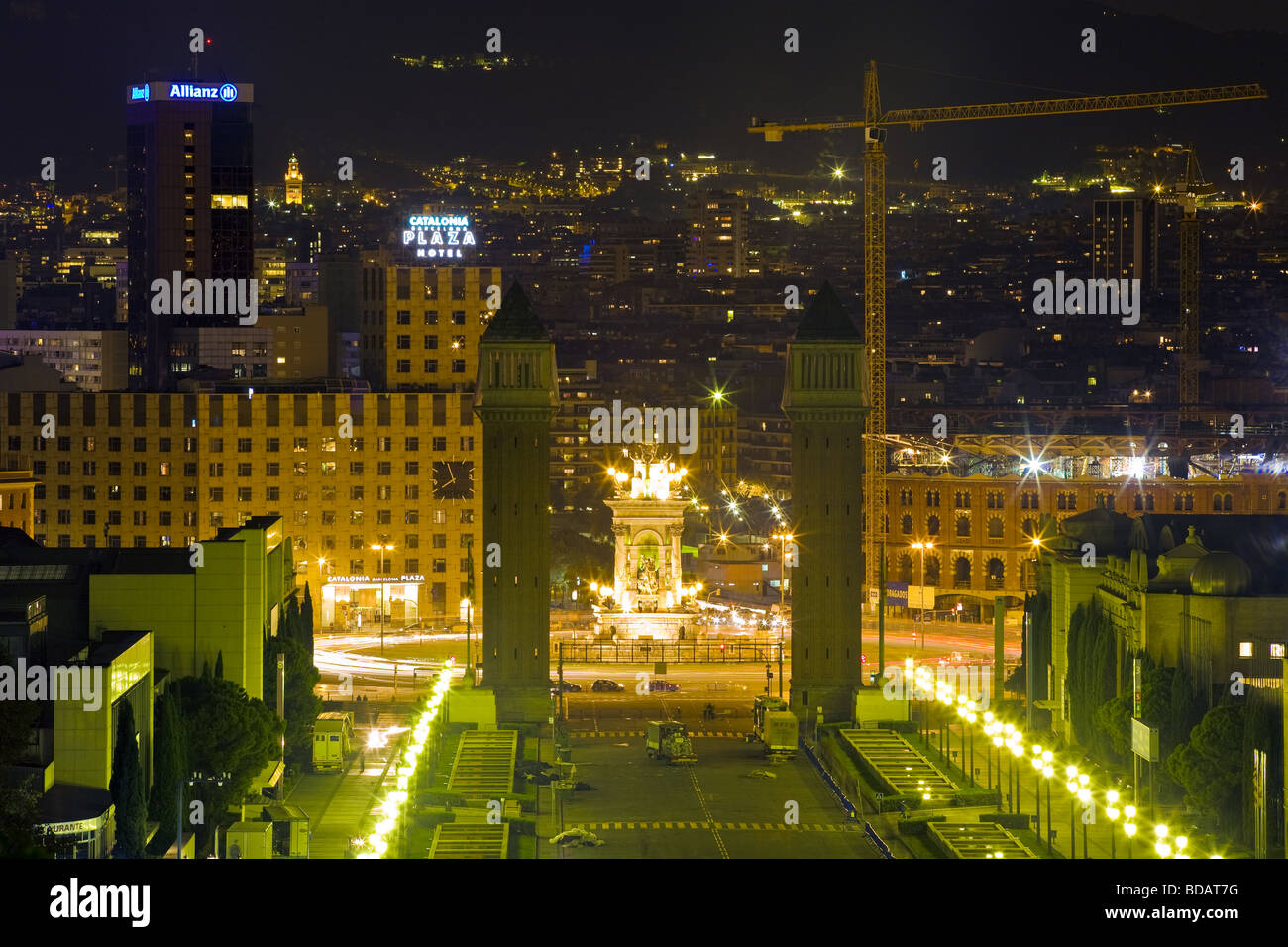 Nuit vue sur la Plaça d'Espanya et certaines parties de l'Sants-Montjuïc situé dans la ville de Barcelone en Espagne Banque D'Images