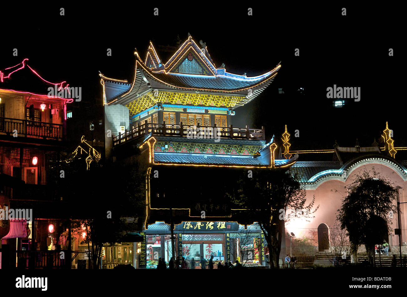 Les bâtiments éclairés la nuit, ville ancienne de Fenghuang Chine Hunan Banque D'Images