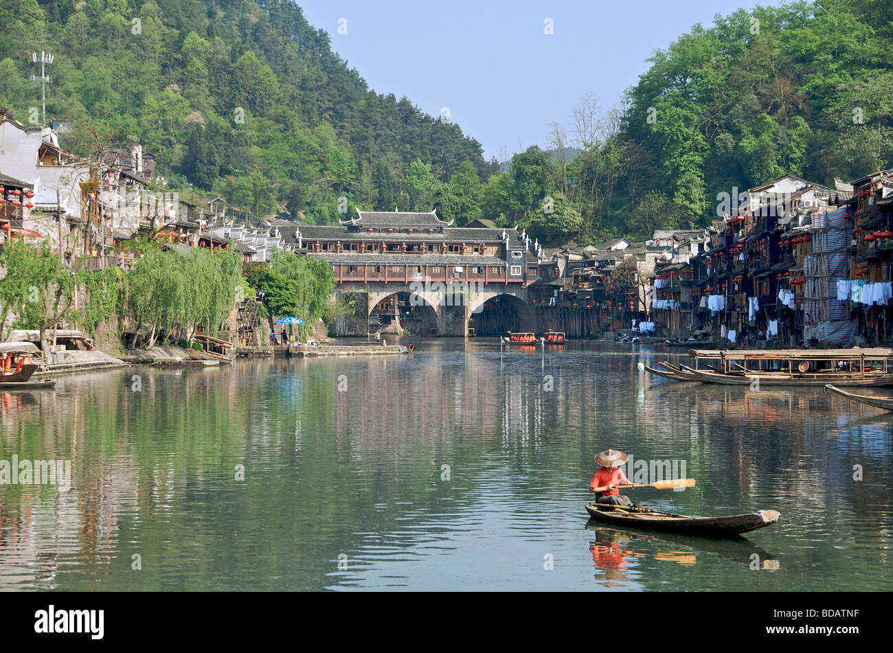 Padling homme voile Tuo River ancienne ville de Fenghuang Chine Hunan Banque D'Images