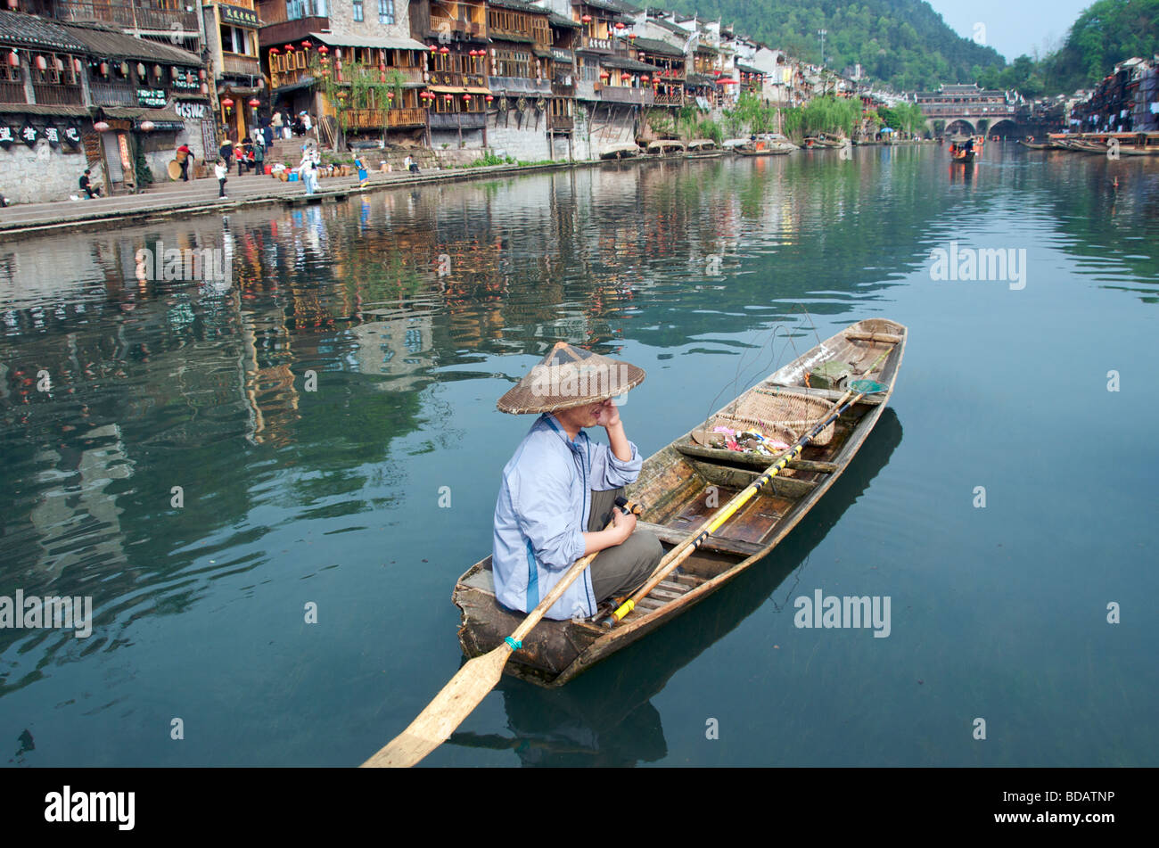 L'homme en bateau à rames Tuo River ancienne ville de Fenghuang Chine Hunan Banque D'Images