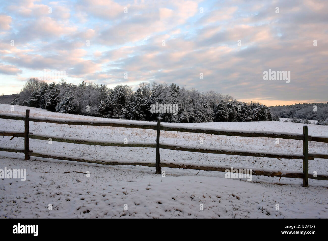 Des terres agricoles couvertes de neige à Albemarle County en Virginie Banque D'Images