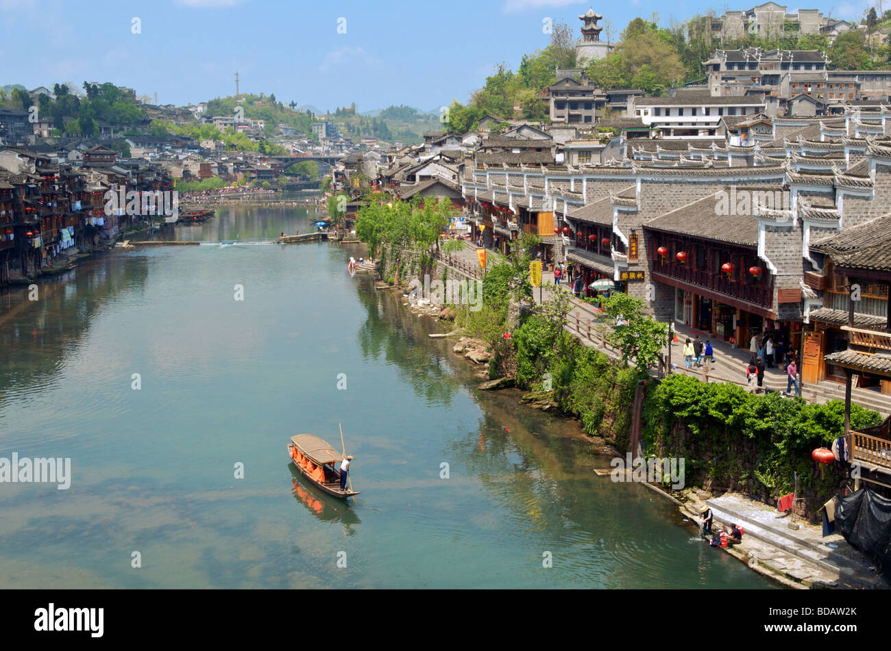 Vue panoramique de l'ancienne ville de Fenghuang Chine Hunan sur Tuo River Banque D'Images