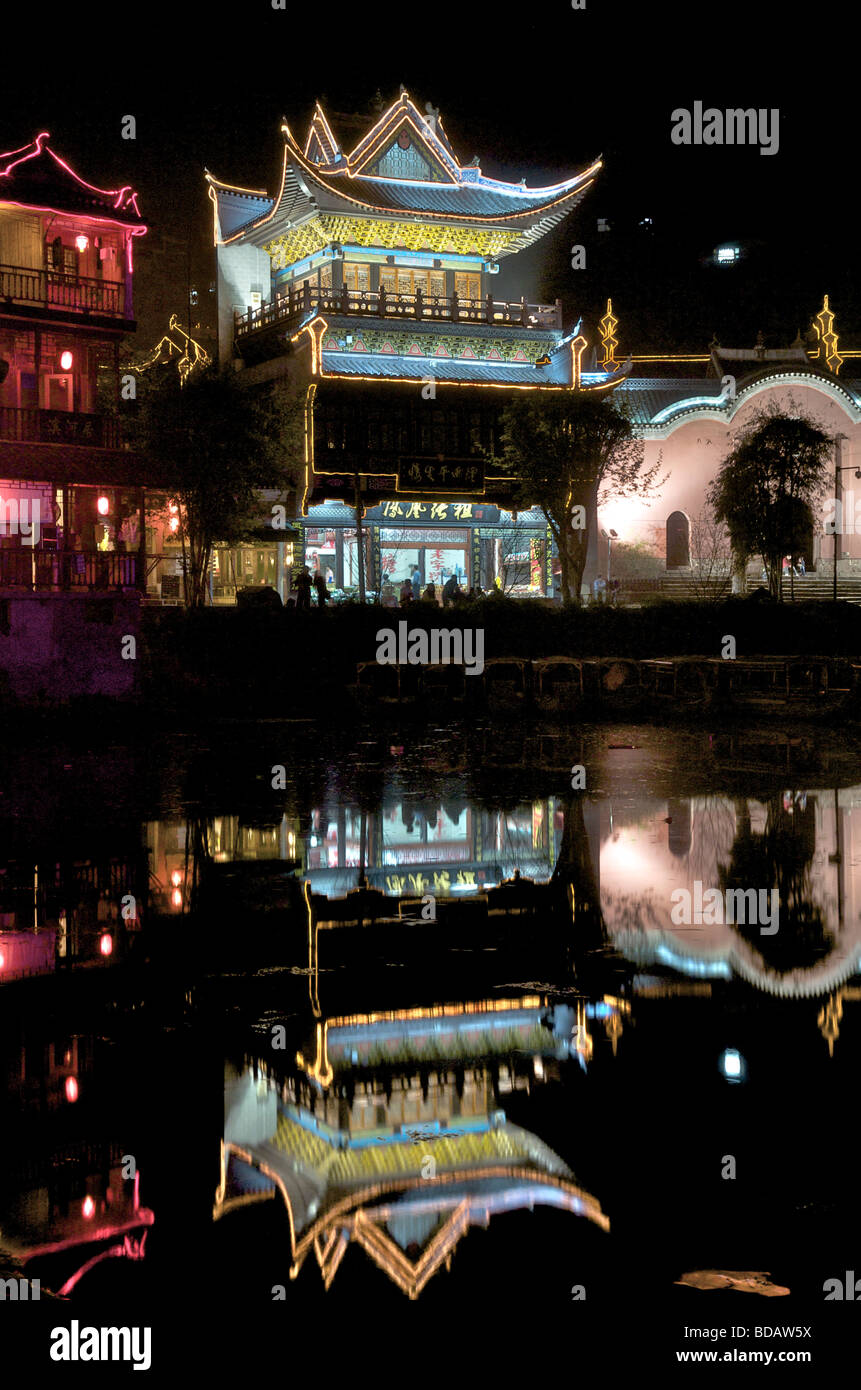 Réflexions d'immeubles la nuit ancienne ville de Fenghuang Chine Hunan Banque D'Images