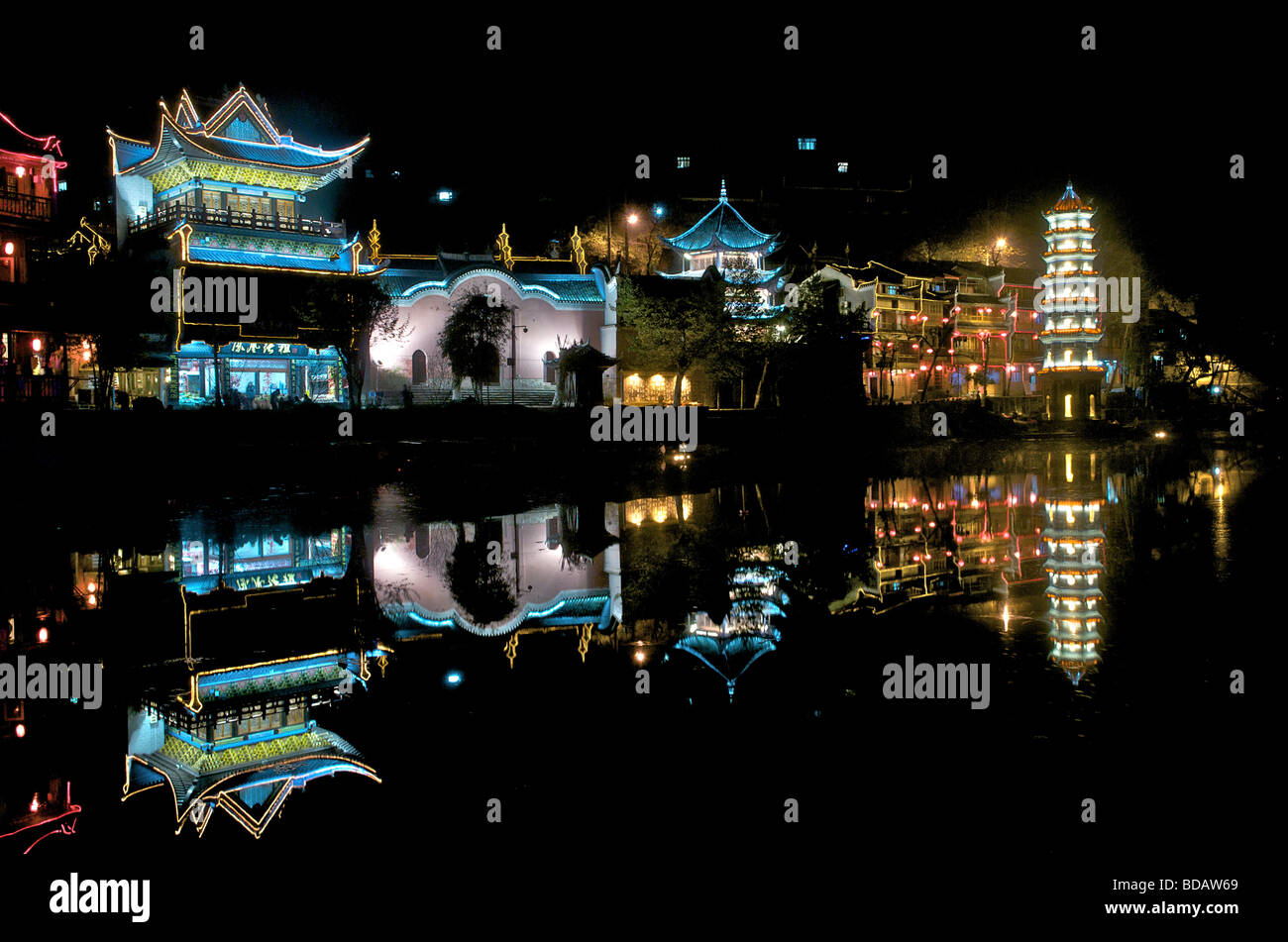 Réflexions d'immeubles la nuit ancienne ville de Fenghuang Chine Hunan Banque D'Images