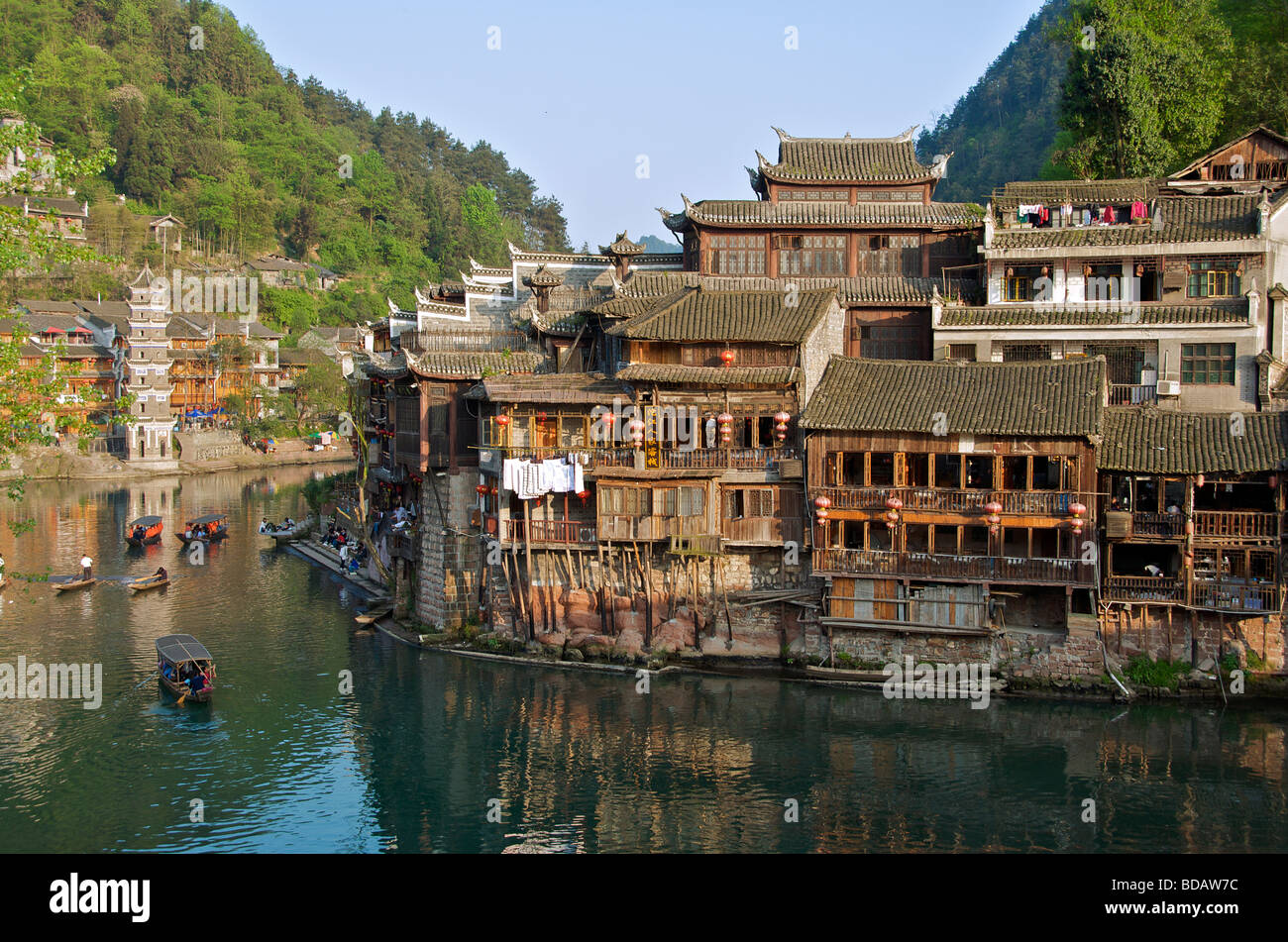 Riverfront bâtiments en bois sur la rivière Tuo dans soir lumière ancienne ville de Fenghuang Chine Hunan Banque D'Images