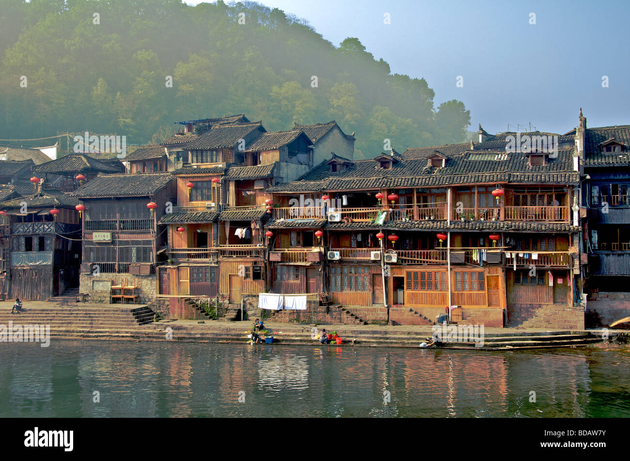 Riverfront bâtiments en bois sur la rivière Tuo ancienne ville de Fenghuang Chine Hunan Banque D'Images