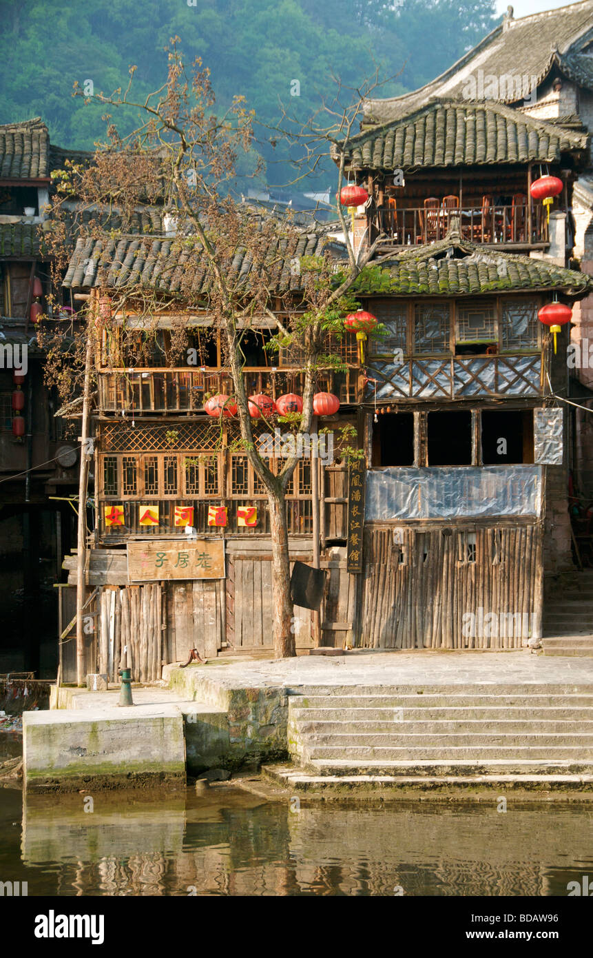 Riverfront bâtiments en bois sur la rivière Tuo ancienne ville de Fenghuang Chine Hunan Banque D'Images