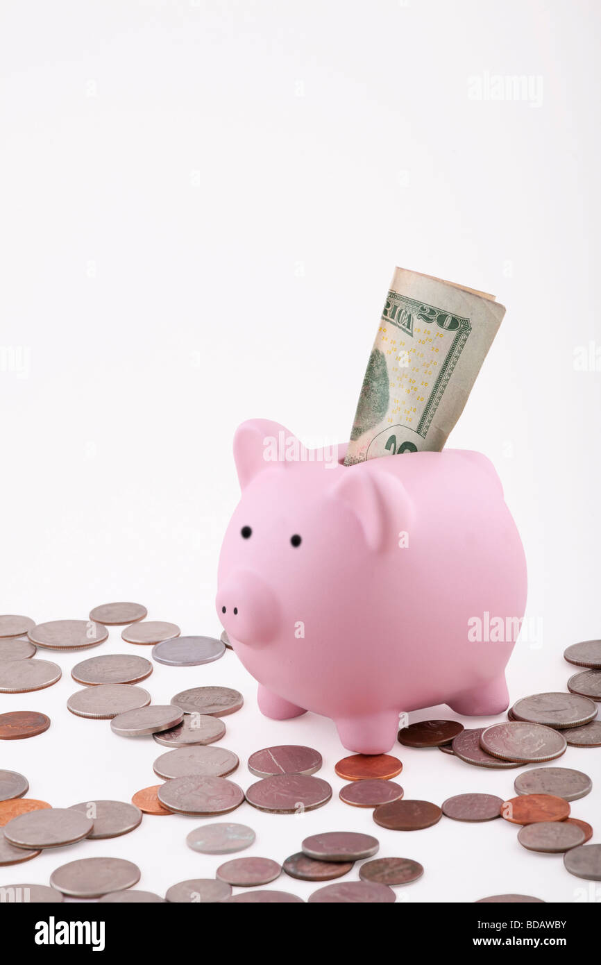 Pink Piggy Bank isolé sur fond blanc avec des pièces de monnaie et a une 20 dollar bill sticking out Banque D'Images