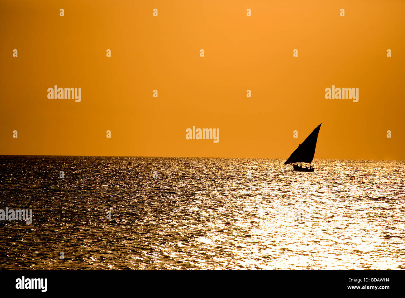 Silhouette d'un dhow dans Stonetown Zanzibar Banque D'Images