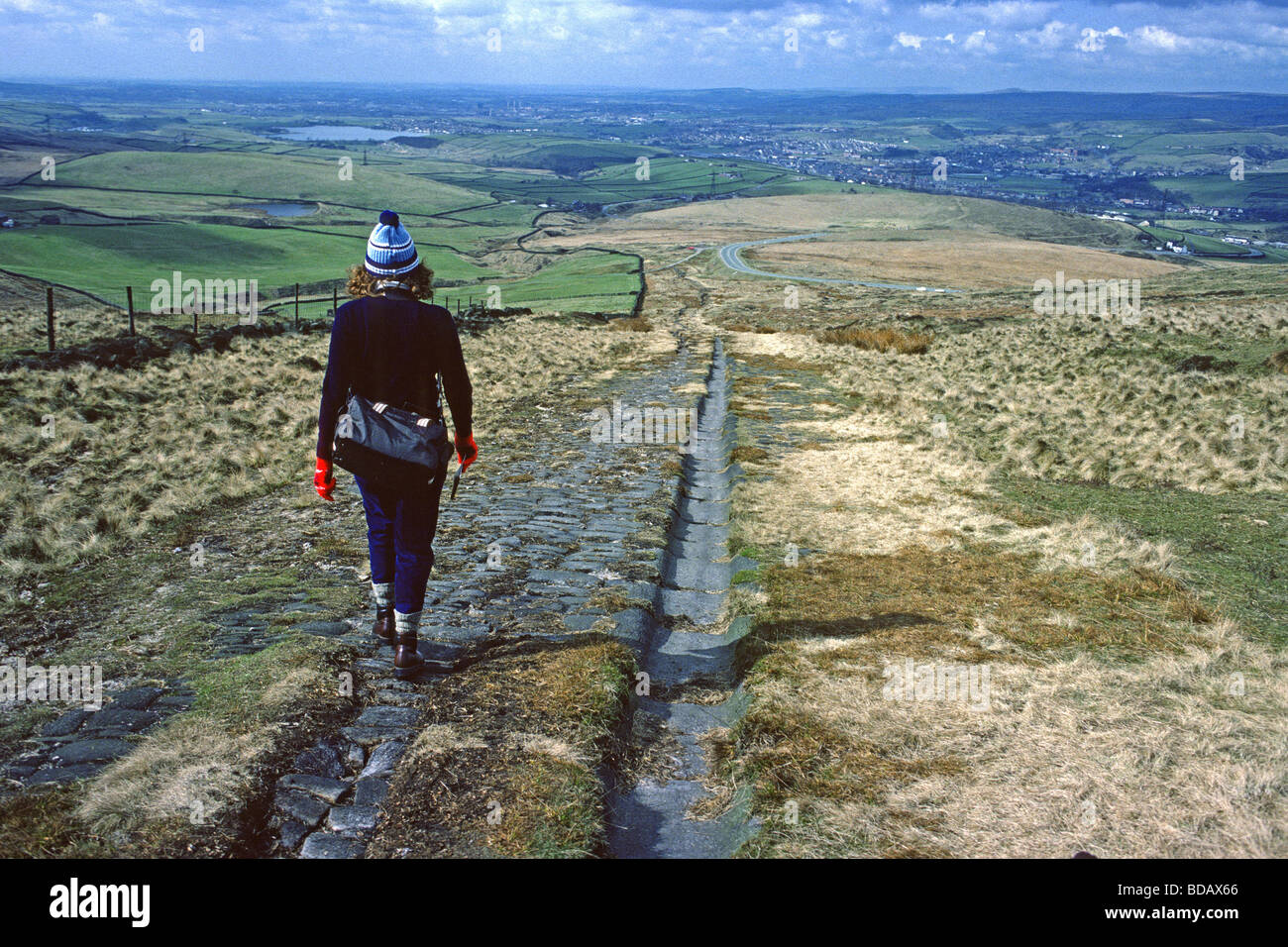 Femme marche sur la "voie romaine" à Blackstone Edge Banque D'Images