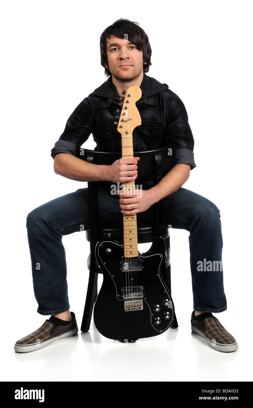 Guitare musicien tenant assis sur une chaise isolée sur fond blanc Banque D'Images
