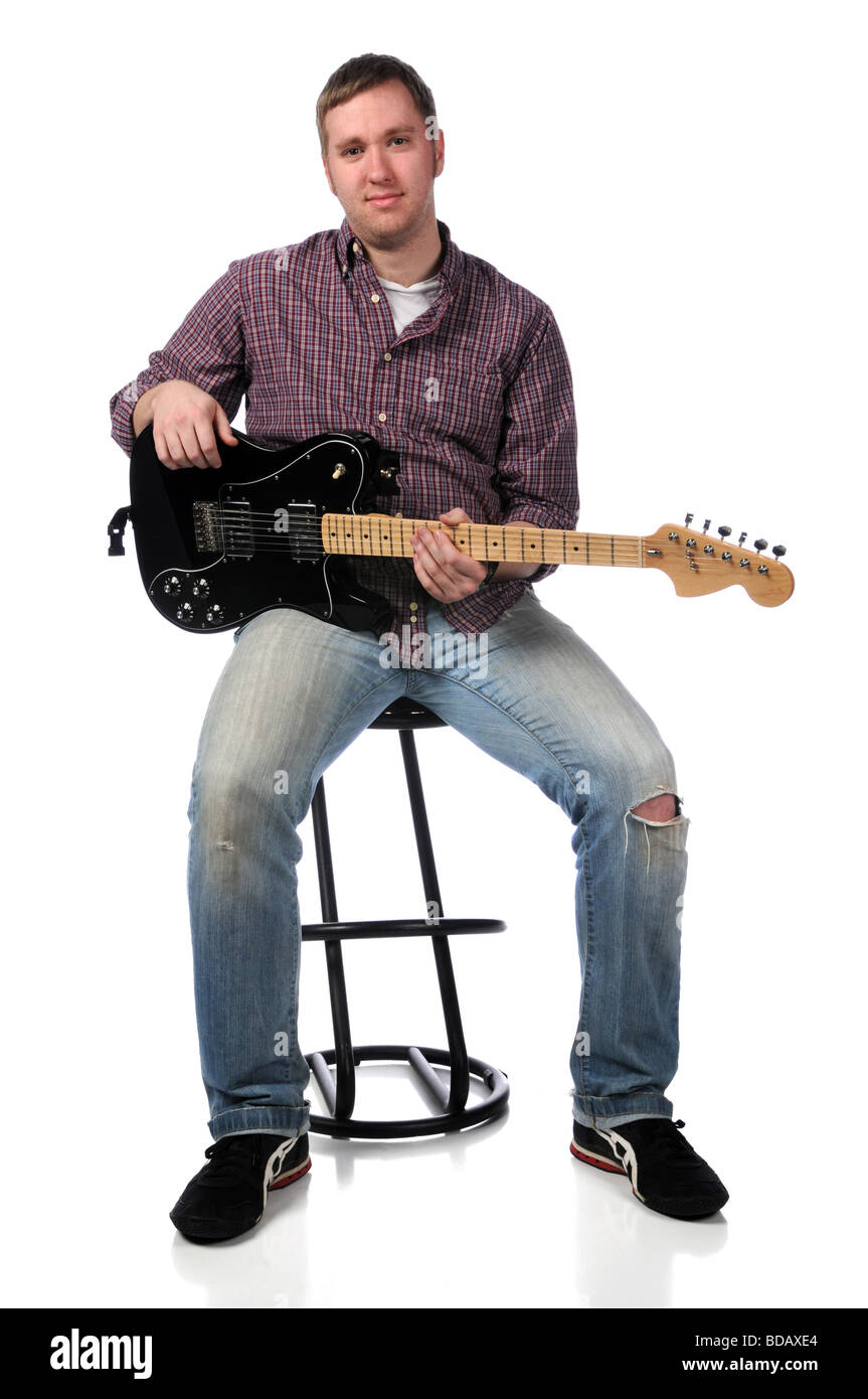 Homme avec une guitare électrique assis isolated over white Banque D'Images