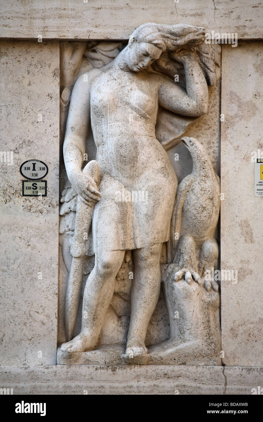 Détail d'une statue de Palazzo Mezzanotte, la Bourse, Milan, Italie Banque D'Images