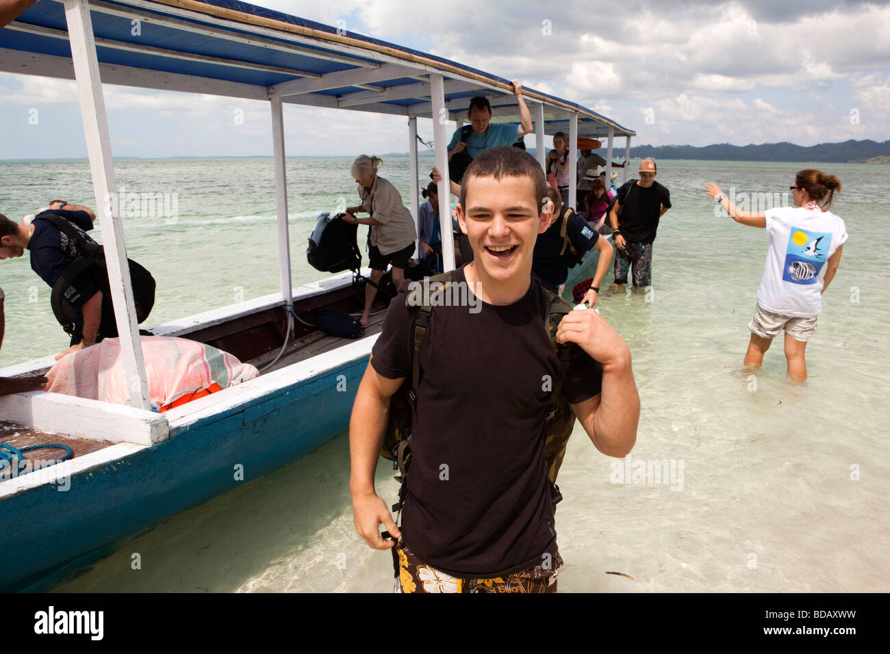 Sulawesi Indonésie Parc National de Wakatobi Hoga Island Opération bénévole Wallacea arrivant sur beach Banque D'Images