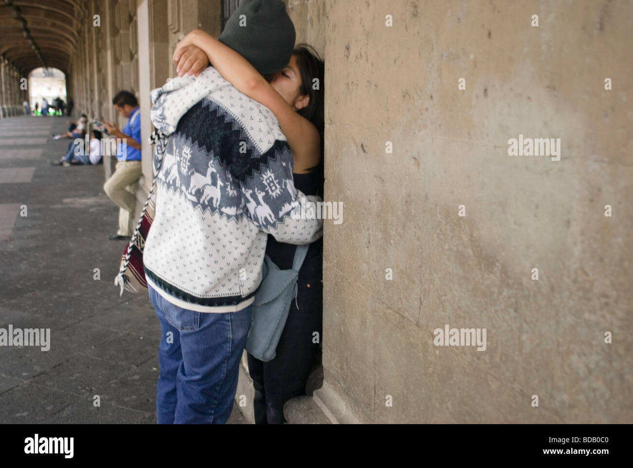 Couple sous les arches d'un bâtiment public à la ville de Mexico. Banque D'Images