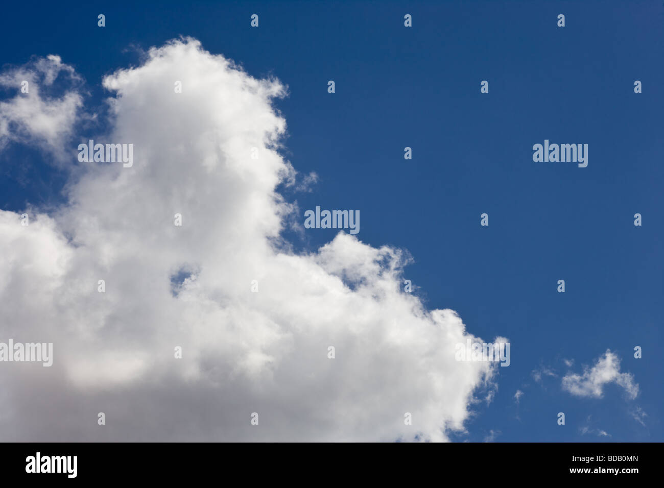 Ciel bleu avec des nuages de fond blanc moelleux Banque D'Images