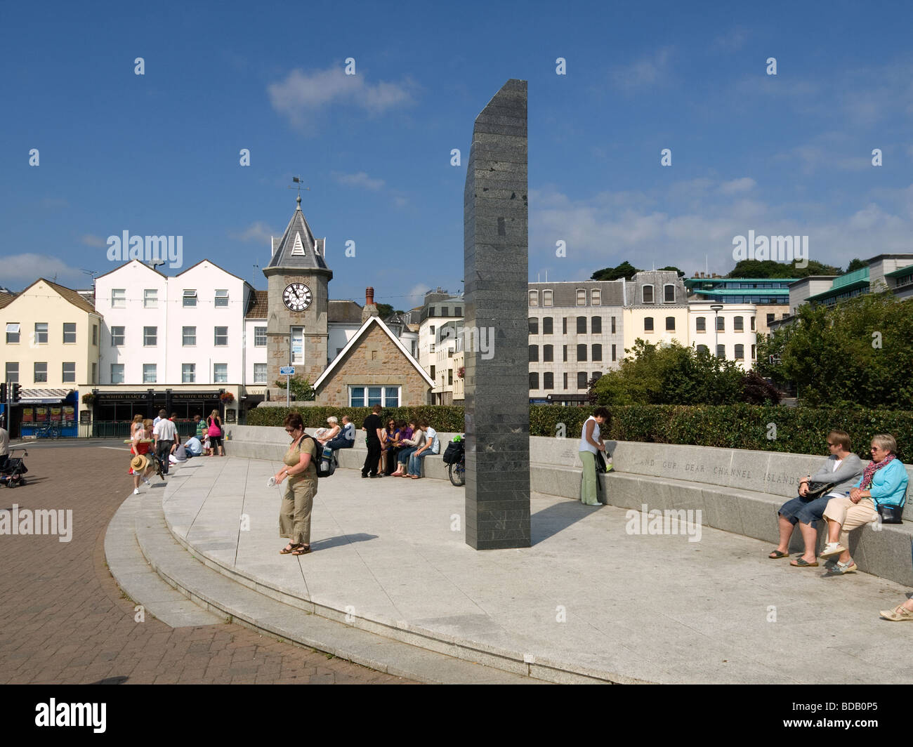 Ce monument commémore la libération de l'abandon de l'armée d'occupation allemande en juin 1945 à l'entrée de St Peter Port Banque D'Images