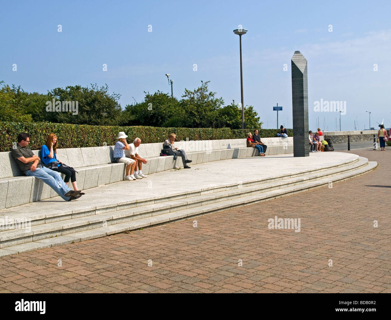 Ce monument commémore la libération de l'abandon de l'armée d'occupation allemande en juin 1945 à l'entrée de St Peter Port Banque D'Images