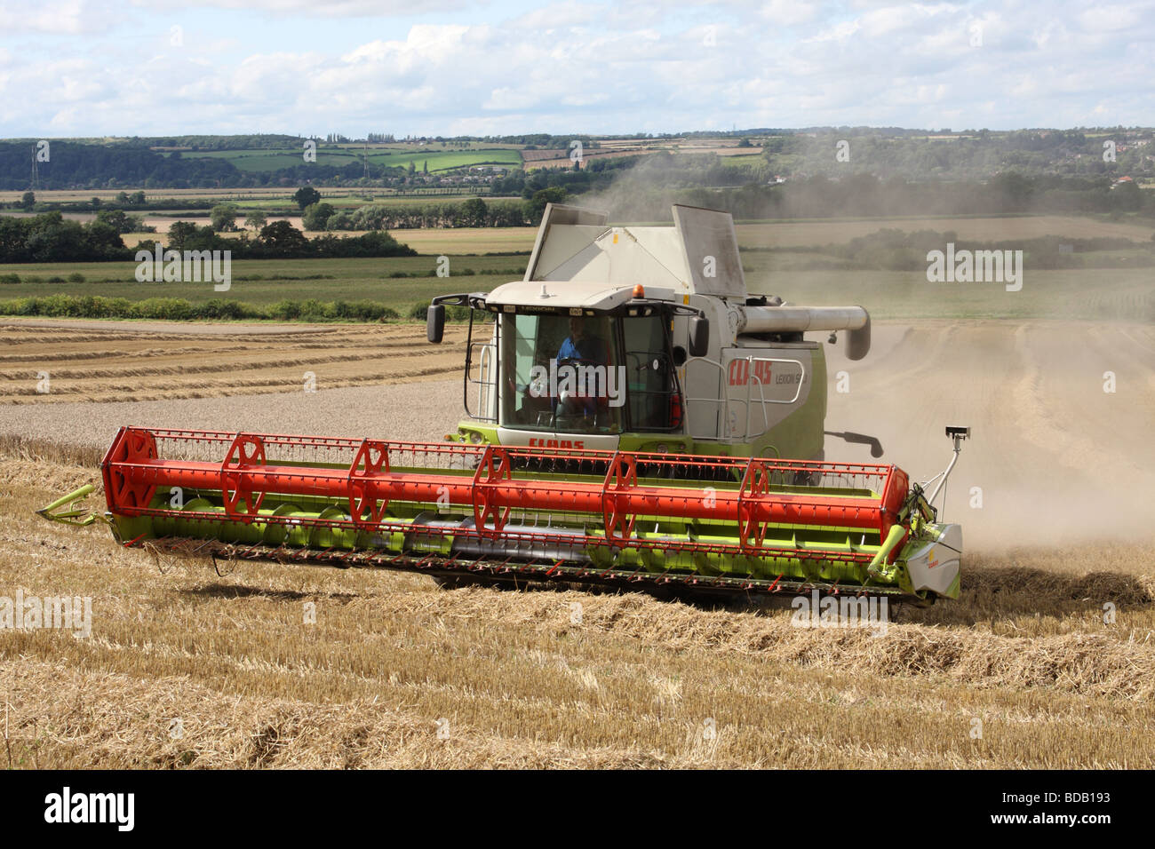 Une moissonneuse-batteuse Claas sur une ferme au Royaume-Uni. Banque D'Images