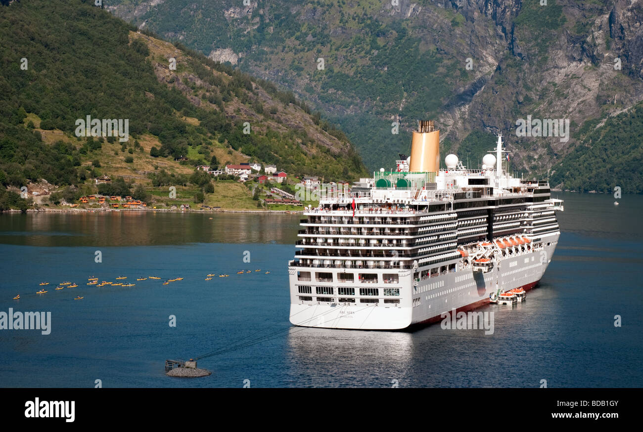 P&O Arcadia Cruise Ship avec des kayaks à Geiranger, Norvège Banque D'Images