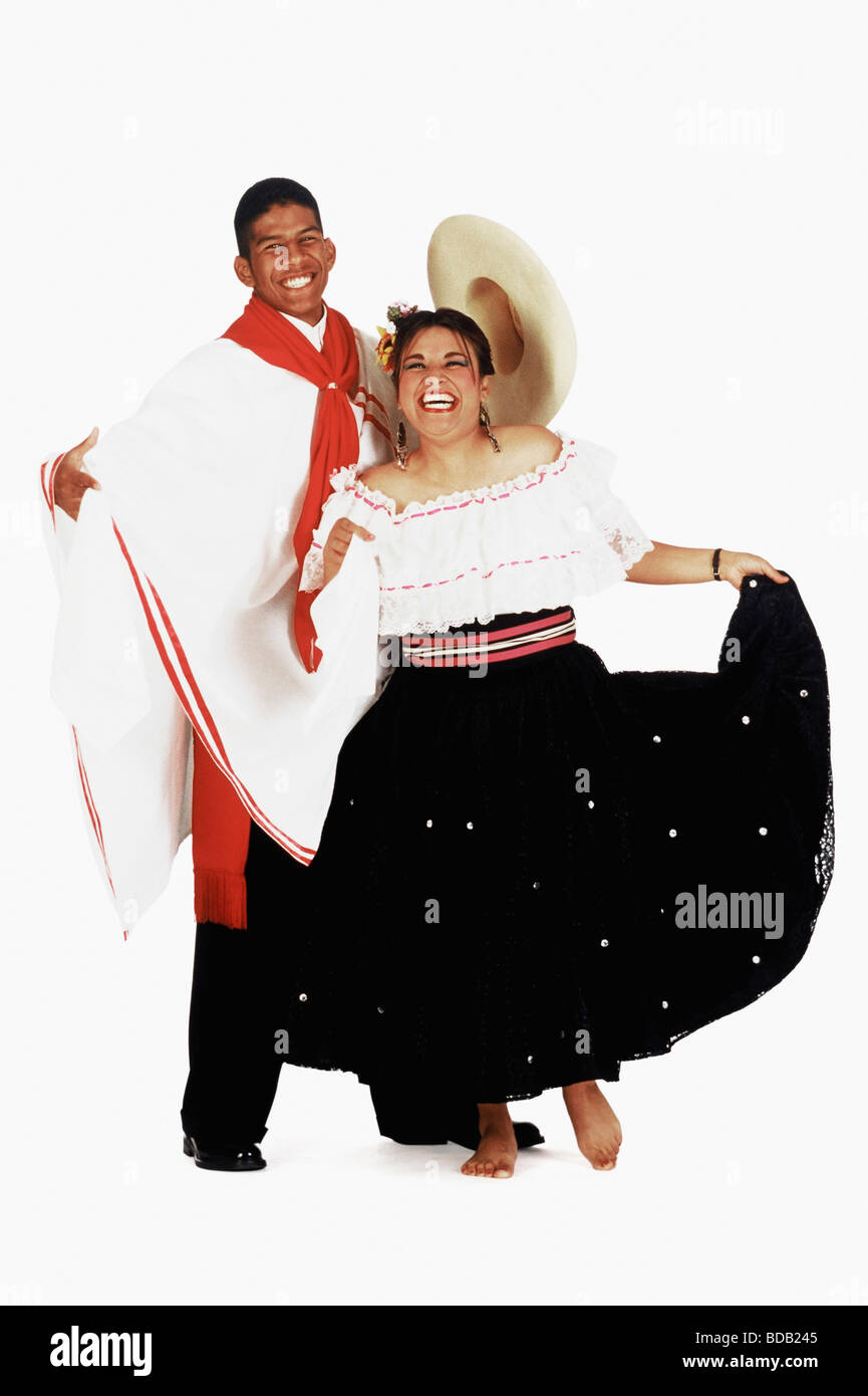 Portrait d'un jeune homme avec un mid adult woman performing folk dance and smiling Banque D'Images