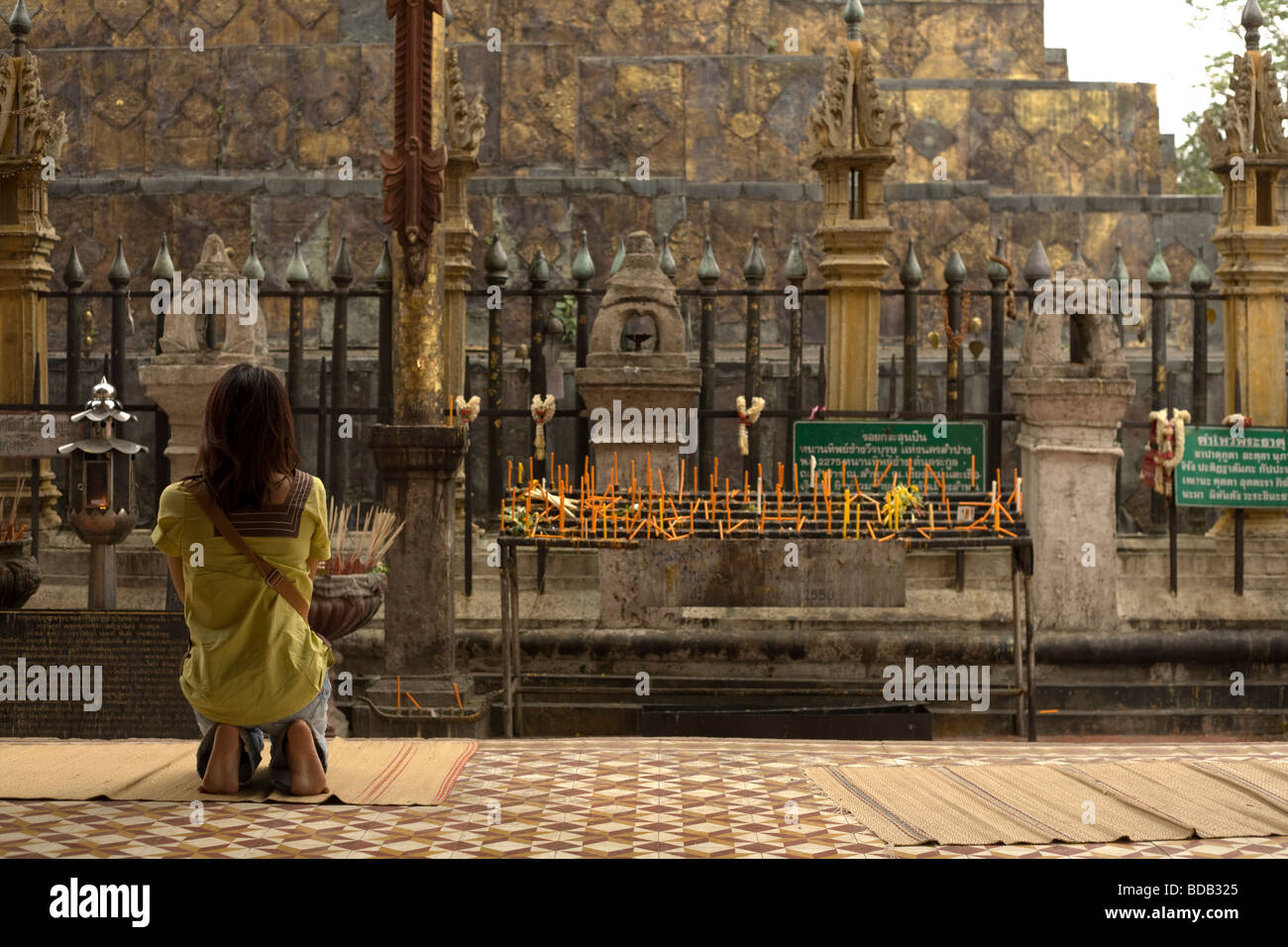 Femme en prière à pagoda en Thaïlande Banque D'Images