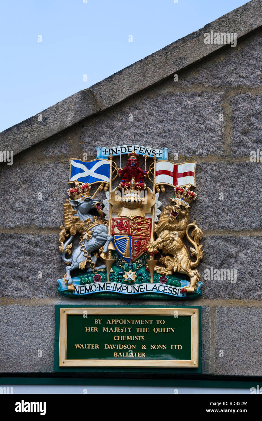 Plaque murale; Chemist Royal Warrants of Appointment, Royal Coat of Arms, au parc national Ballater Royal Deeside Cairngorms, Écosse, Royaume-Uni Banque D'Images