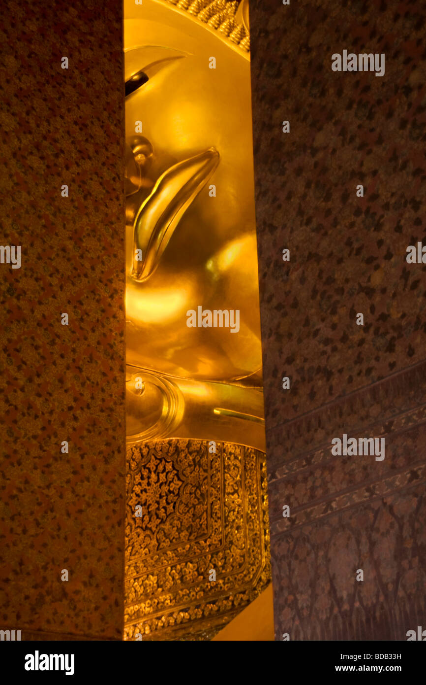 Bouddha couché,Détail montrant la tête de Bouddha couché du Wat Po Bangkok,Thaïlande, Banque D'Images