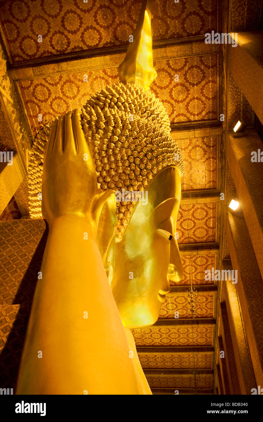 Bouddha couché,Détail montrant la tête et du bras du Bouddha couché du Wat Po Bangkok,Thaïlande, Banque D'Images