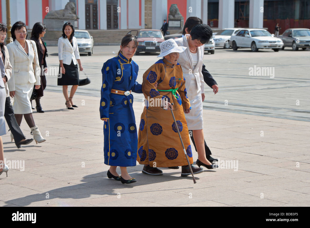 La Marche des femmes mongoles en costumes de cérémonie traditionnelle, Sukhbaatar Square, Oulan-Bator, Mongolie Banque D'Images