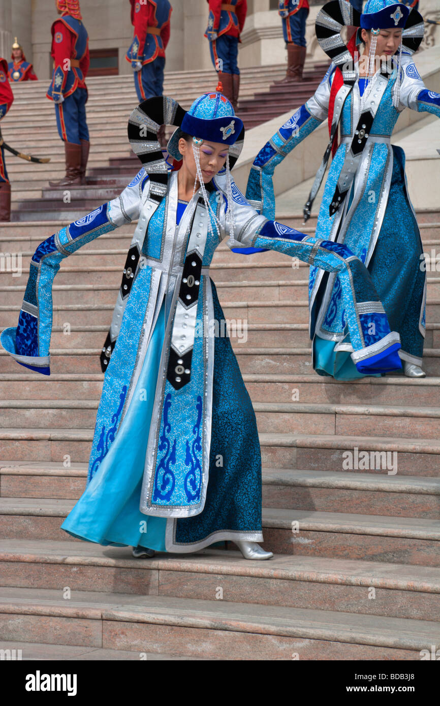 Des danseurs en costume traditionnel mongol effectuer sur l'escalier de la Maison du Gouvernement, Oulan-Bator, Mongolie Banque D'Images