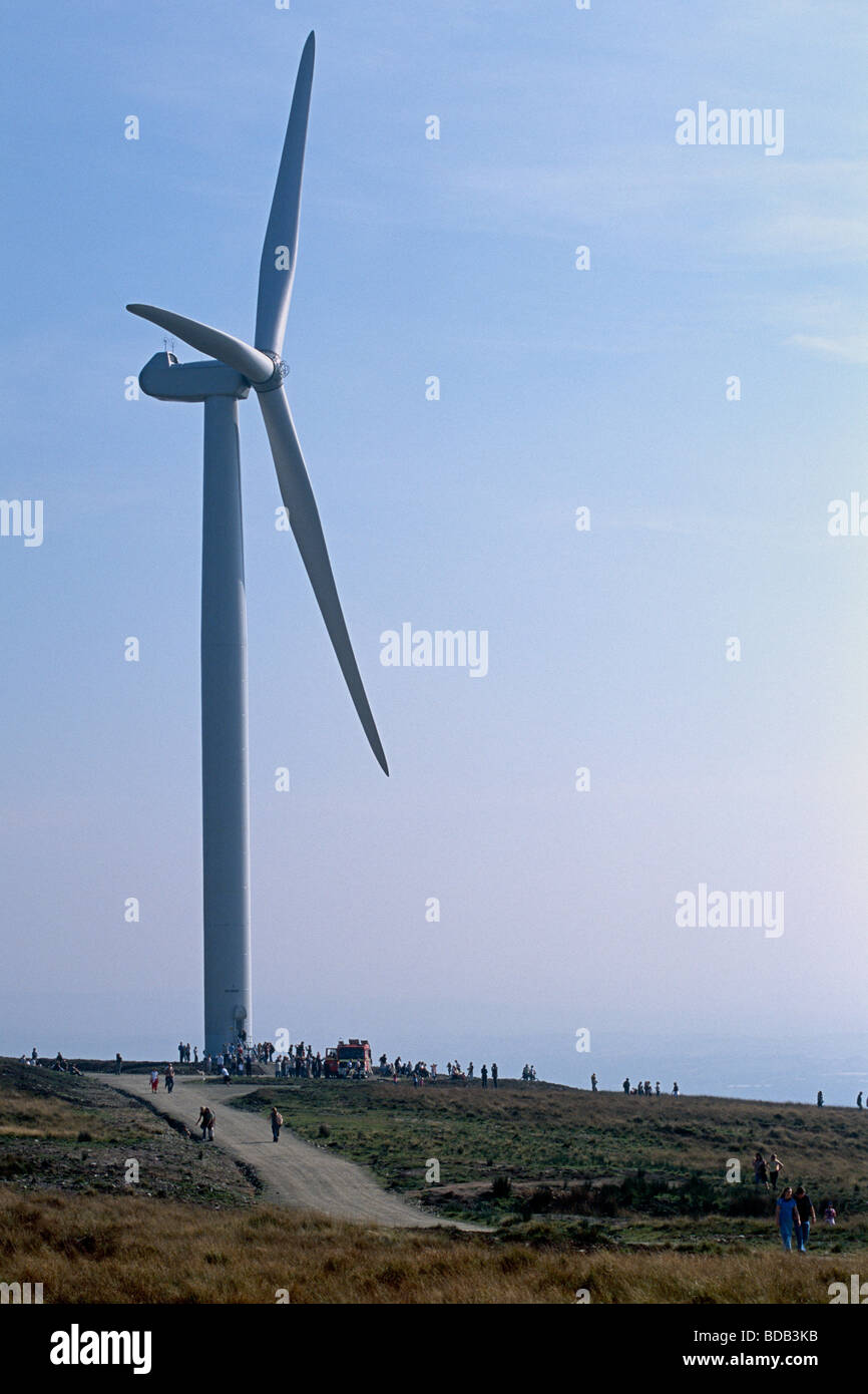 Éolienne au Scout Moor wind farm, Lancashire UK entouré par les visiteurs d'un jour ouvert Banque D'Images