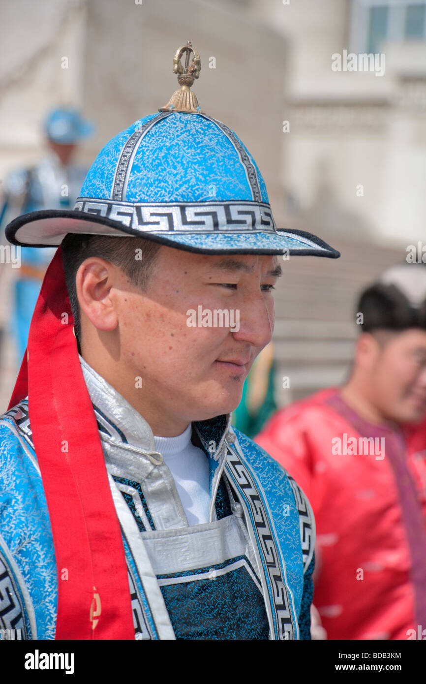 Danseur mongole en vêtements traditionnels, la Maison du Gouvernement, Oulan-Bator, Mongolie Banque D'Images