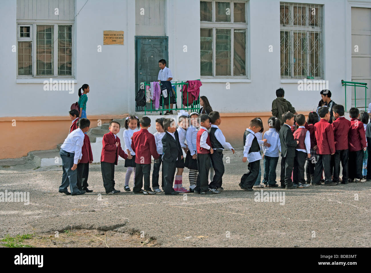 Les écoliers mongols jouent en attente dans une ligne, Oulan-Bator, Mongolie Banque D'Images