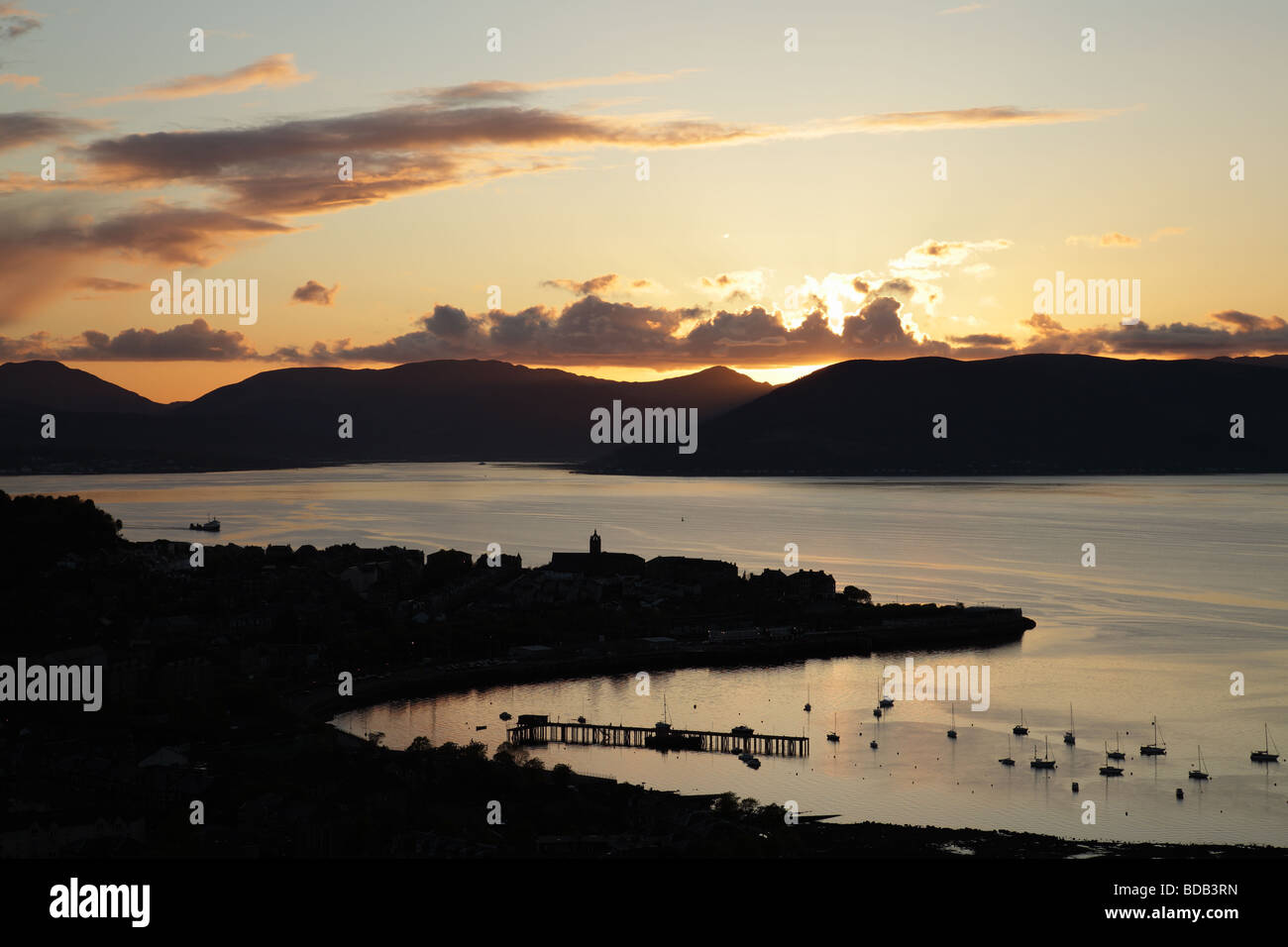 Coucher de soleil sur la ville de Gourock et Firth of Clyde sur la côte ouest de l'Ecosse, Royaume-Uni Banque D'Images