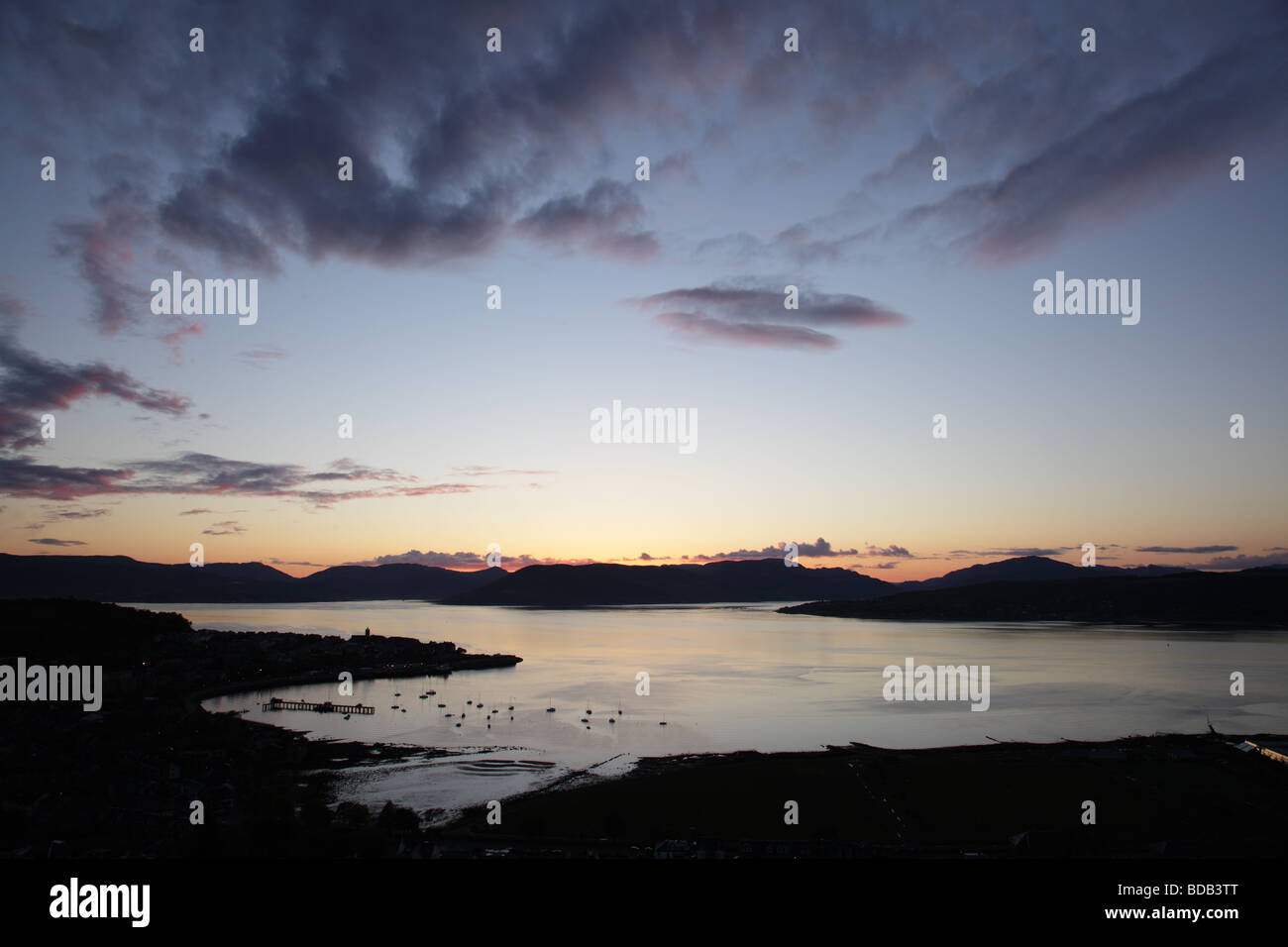 Coucher de soleil sur la ville de Gourock et Firth of Clyde sur la côte ouest de l'Ecosse, Royaume-Uni Banque D'Images