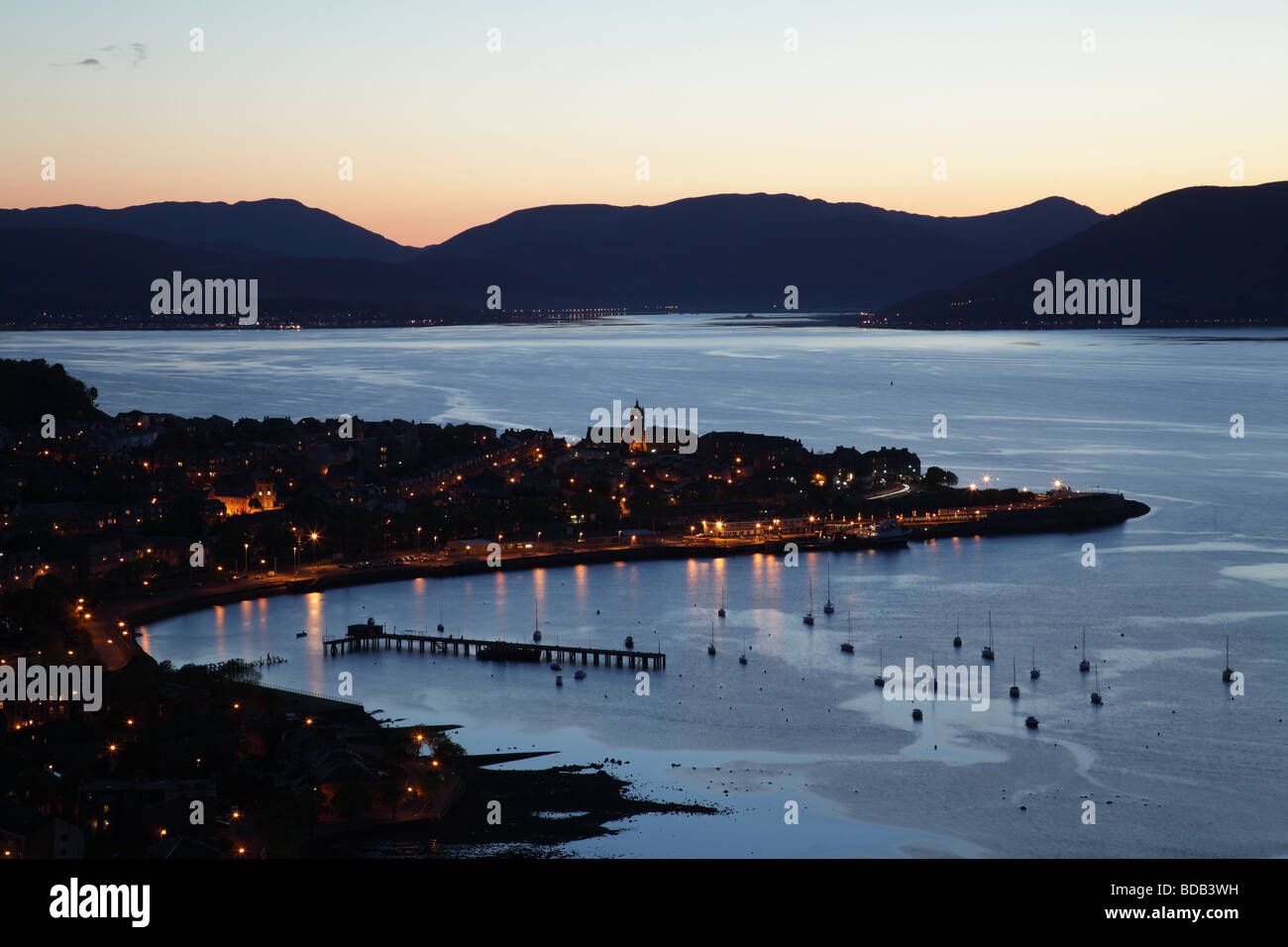 Coucher de soleil sur la ville de Gourock et Firth of Clyde sur la côte ouest de l'Ecosse, Royaume-Uni Banque D'Images