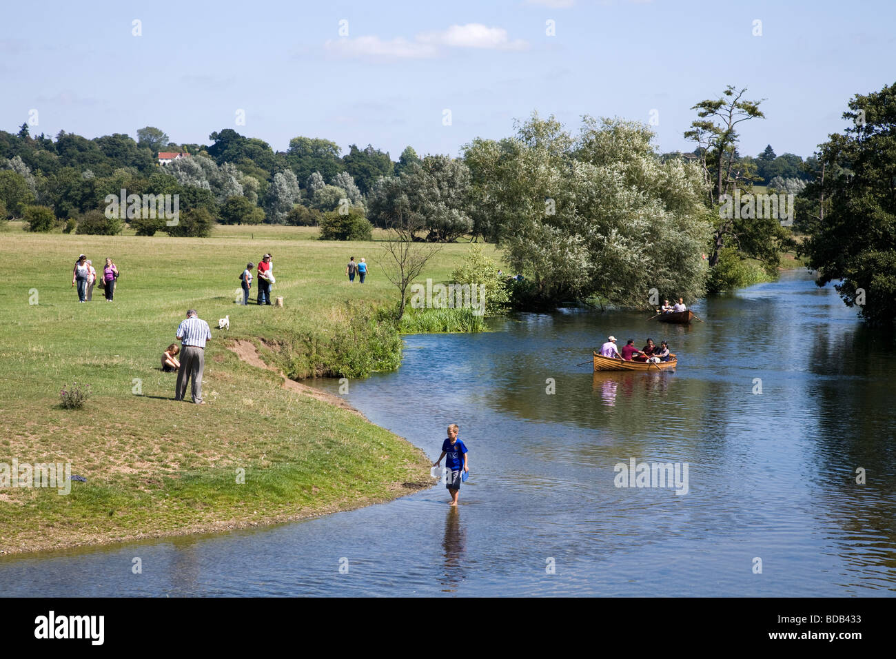 Les marcheurs et les barques sur la rivière Stour entre le village historique de Dedham et dans le pays de Constable Flatford Banque D'Images