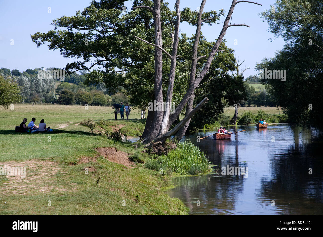 Les marcheurs et les barques sur la rivière Stour entre le village historique de Dedham et dans le pays de Constable Flatford Banque D'Images