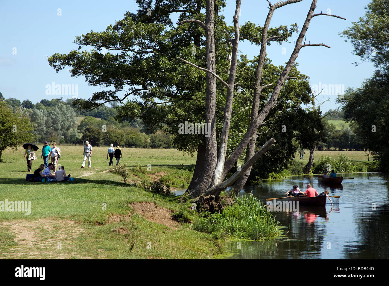 Les marcheurs et les barques sur la rivière Stour entre le village historique de Dedham et dans le pays de Constable Flatford Banque D'Images