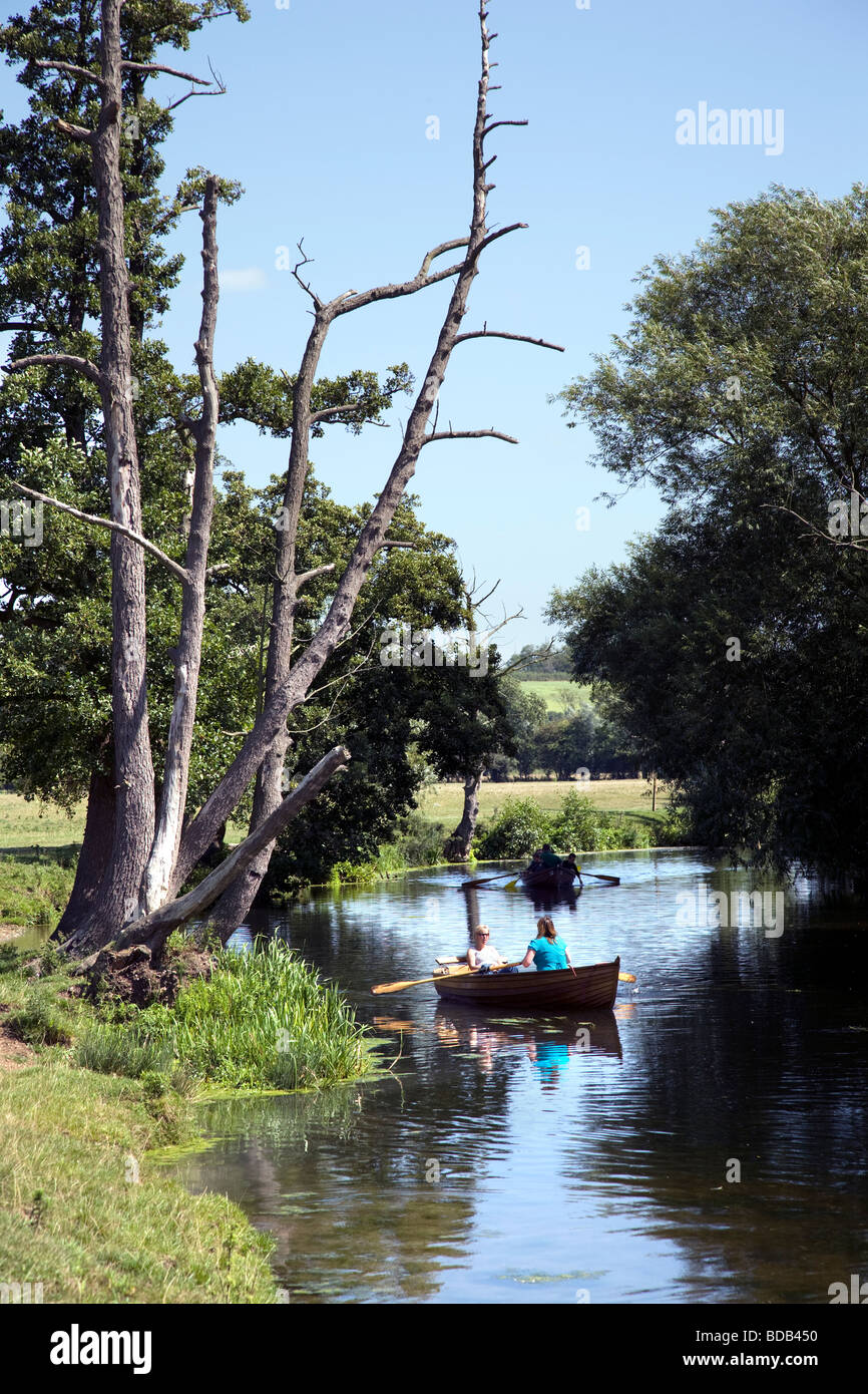 Les gens de bateau sur la rivière Stour entre le village historique de Dedham et dans le pays de Constable Flatford Banque D'Images