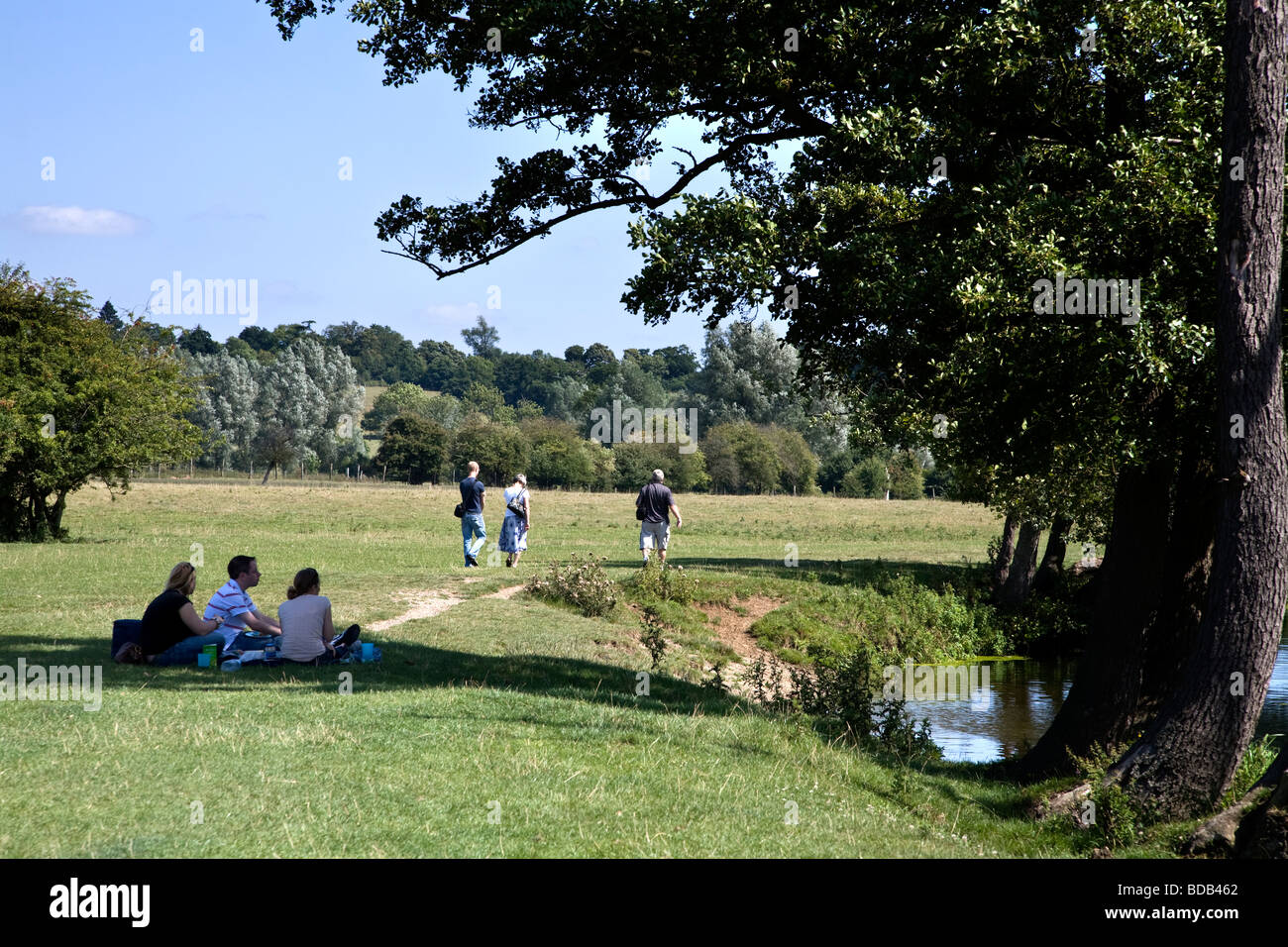 Les marcheurs le long de la rivière Stour entre le village historique de Dedham et dans le pays de Constable Flatford Banque D'Images
