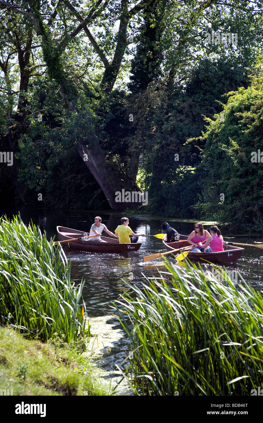 Les gens de bateau sur la rivière Stour entre le village historique de Dedham et dans le pays de Constable Flatford Banque D'Images