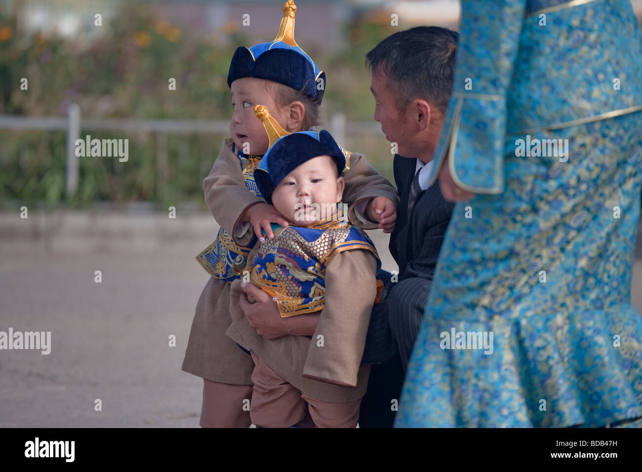 Les jeunes garçons mongol habillés en vêtements traditionnels pour profiter d'une sortie en famille, Oulan-Bator, Mongolie Banque D'Images