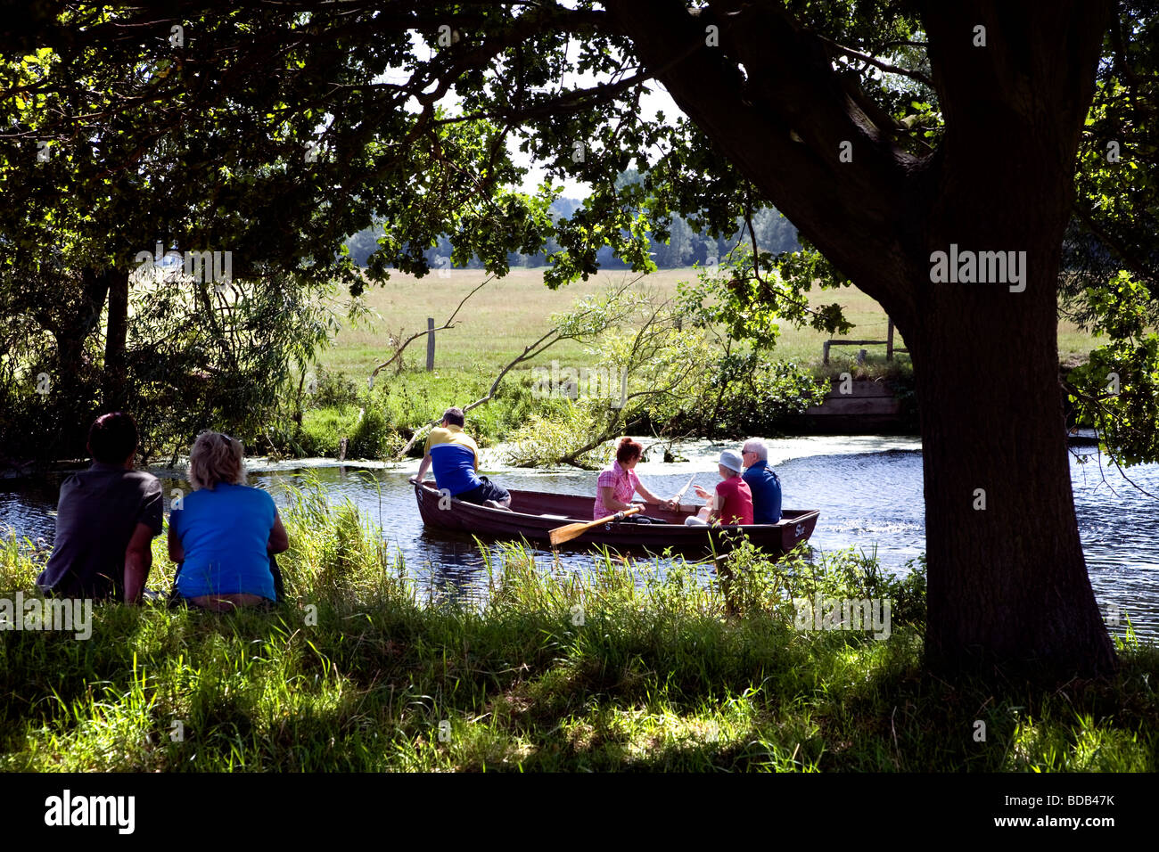 Les gens de bateau sur la rivière Stour entre le village historique de Dedham et dans le pays de Constable Flatford Banque D'Images