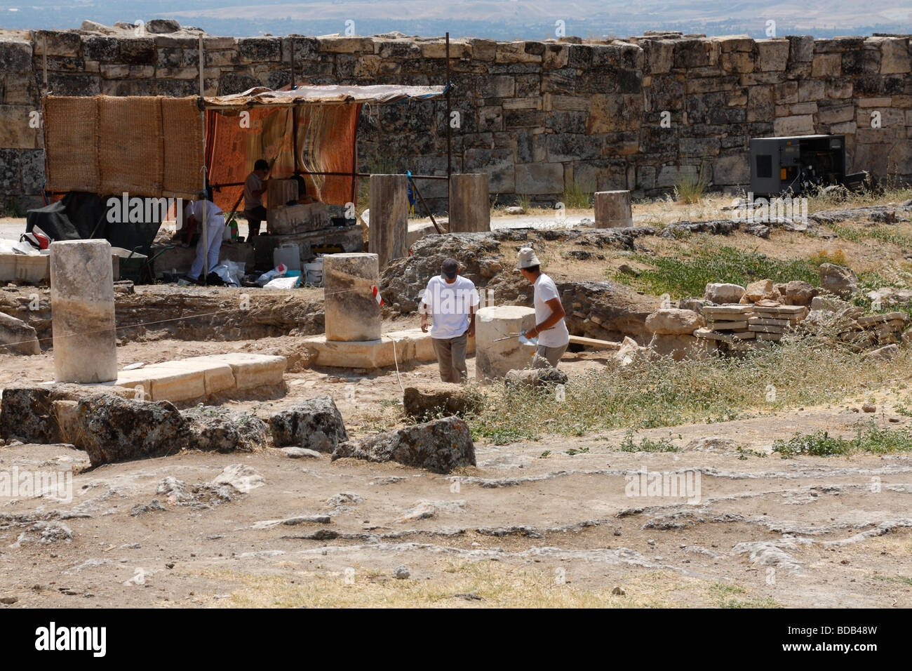 Archaelogists travaillent dans Pamukkale Hierapolis (ville ancienne) ruines. Pamukkale, Turquie, août 2009, Banque D'Images