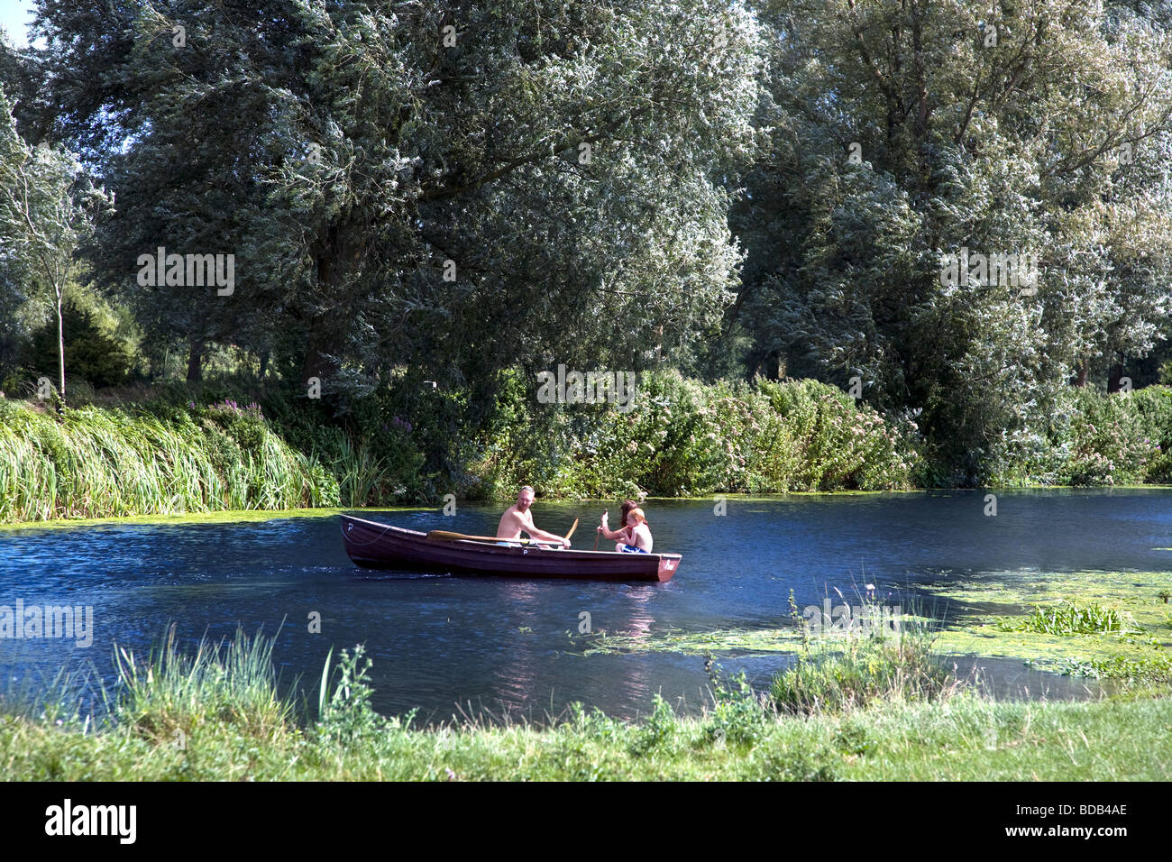 Les gens de bateau sur la rivière Stour entre le village historique de Dedham et dans le pays de Constable Flatford Banque D'Images