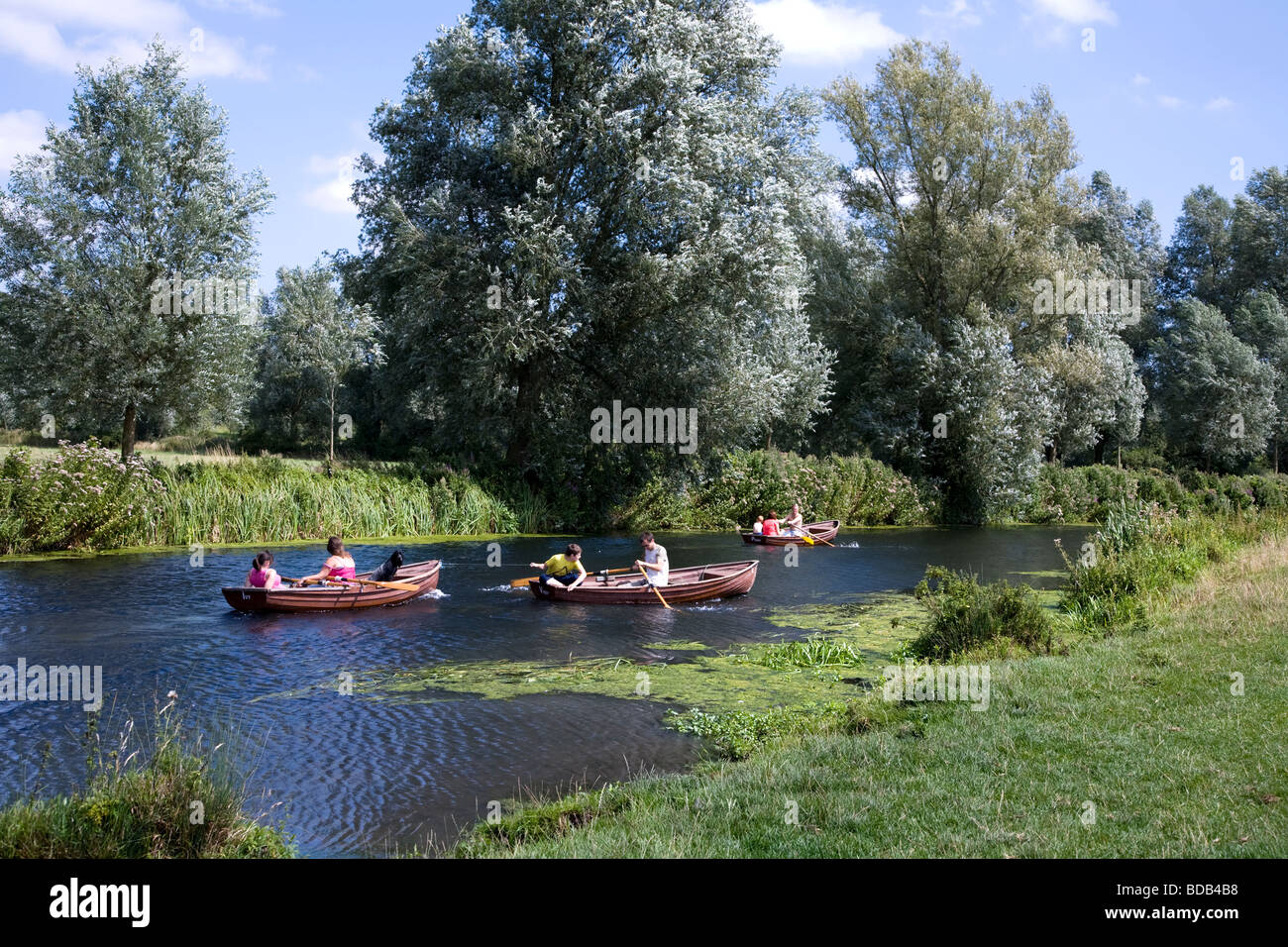 Les gens de bateau sur la rivière Stour entre le village historique de Dedham et dans le pays de Constable Flatford Banque D'Images