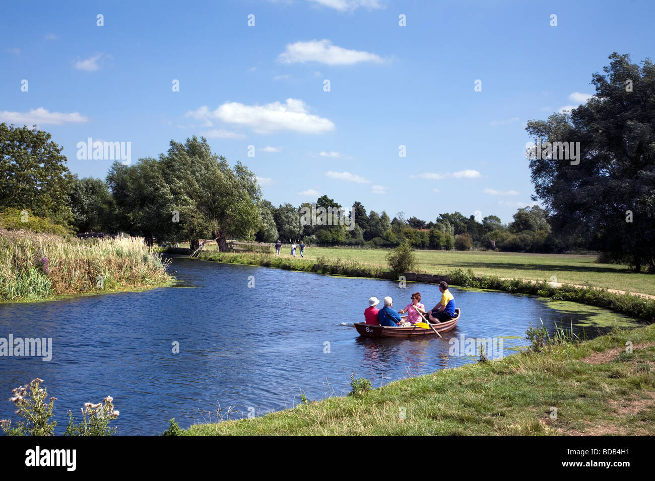 Les gens de bateau sur la rivière Stour entre le village historique de Dedham et dans le pays de Constable Flatford Banque D'Images